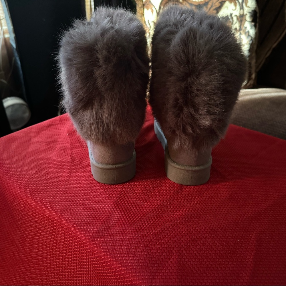 These stylish boots are gray in color and they are a size 8.5